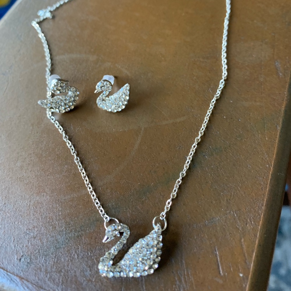 Beautiful Silver Plated Swan Necklace/Earrings 🌼 - Picture 6 of 6